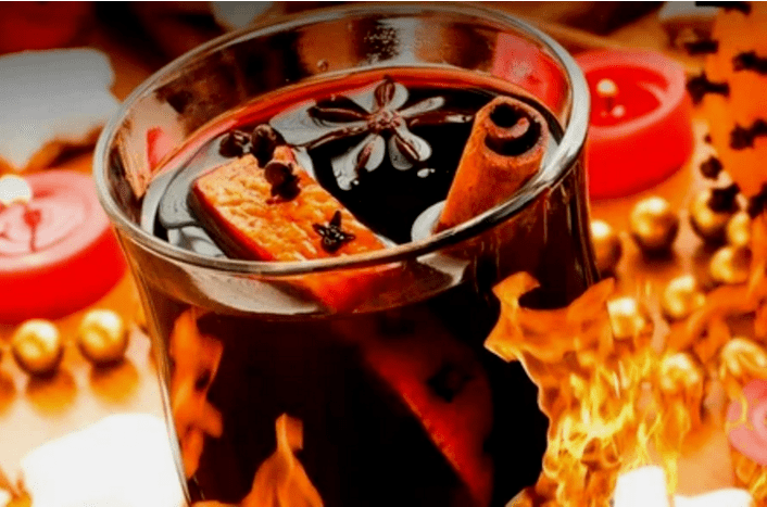 提着葡萄酒